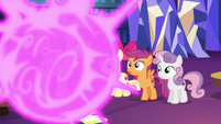 Twilight teleports in front of the Crusaders S6E19