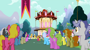 Crowd listening to Applejack S2E14