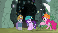 Pinkie Pie sets up a photo light stand S7E4