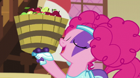 Pinkie holding a bucket of apples S5E21