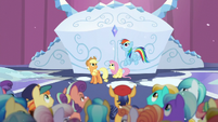 Ponies look up S6E2