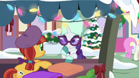 Rarity shopping from Appleloosa pony MLPBGE