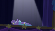 Trixie falls over onstage S6E6