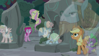 Twilight's friends and Pillars listen to Pony of Shadows S7E25