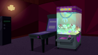 Pinball machine and claw game in the theater SS11