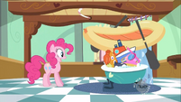 Pinkie Pie bathing the babies S2E13