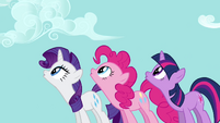 Rarity, Pinkie e Twilight olhando para Rainbow 3 T2E16