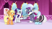 Applejack conoce a Photo Finish y a Hoity Toity.