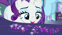 Rarity marveling at the glitter MLPS2