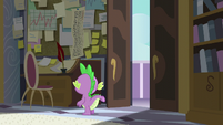 Spike looking at Twilight's checklist S5E10