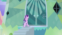 Starlight about to leave Sunburst's doorstep S6E1