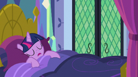 Twilight Sparkle sleeping in her bed S7E20