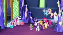 Twilight greeting Shining Armor and Cadance S5E19