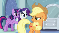 Twilight hace una seña para instar a Applejack EDdT