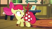 Apple Bloom suddenly carrying a bag S5E4
