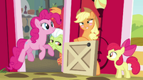 Applejack's modesty compared to Rainbow Dash's pride when praised makes her far more adorable, doesn't it?