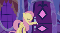 Fluttershy knocks on Rarity's door S6E11