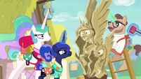 Luna amused, Celestia not amused by carving S9E13