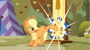 Applejack rozbija tarczę..