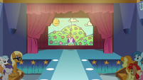 Scootaloo switching the stage backdrops S6E4