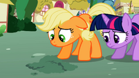 Twilight and hat-less Applejack S02E06