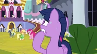 Twilight nervously biting her hoof S9E4