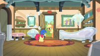 Apple Bloom sees Applejack S4E17