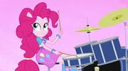 Pinkie Pie tocando bateria em Rainbow Rocks.