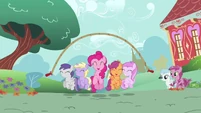 Pinkie Pie jumping rope with Scootaloo and fillies.