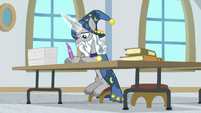 Star Swirl the Bearded doing school work S8E16