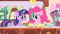 Pinkie Pie making cupcakes S1E20