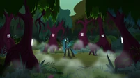 Queen Chrysalis sets up her magic ritual S8E13