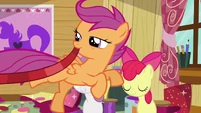 Scootaloo seems to be flying without her wings :l