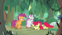 Sweetie helps Apple Bloom off the ground S9E22