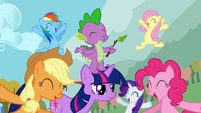 The ponies are cheering S1E13