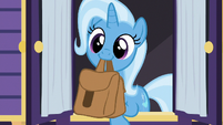 Trixie cutely picking up saddlebags S6E25