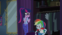 Rainbow zips up Twilight's suitcase EG4