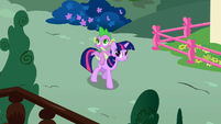 Spike and twilight looking onS01E09