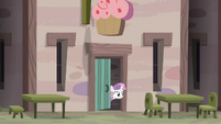 Sweetie Belle watches Sugar Belle and Scootaloo from bakery door S7E8