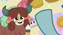 Ocellus tossing a cupcake to Yona S8E12