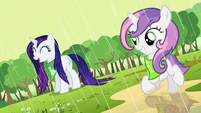 Rarity and Sweetie Belle playing in the rain S2E5