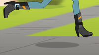 Sunset Shimmer's legs running EG3