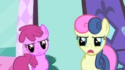 Sweetie Drops e  perguntando quem é Rarity.