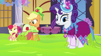 AJ, Apple Bloom, and Rarity not stuck anymore S5E7