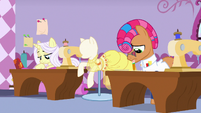 Lily Lace and Starstreak discouraged by AJ's words S7E9