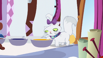 Opalescence dips her paw in yellow dye S6E11