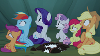 Pony sisters looking over at the Fly-ders S7E16