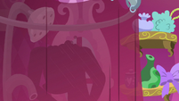 Rarity lathers potion into her mane S7E19