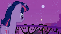 Twilight looking at the note fly away S1E24