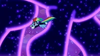 Zapp flies around the Tantabus' legs S5E13
